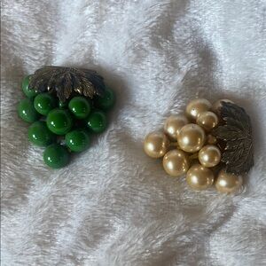 Vintage 40’s/50’s- Grape Cluster Scarf Clips/Brooch Set in Green and Gold